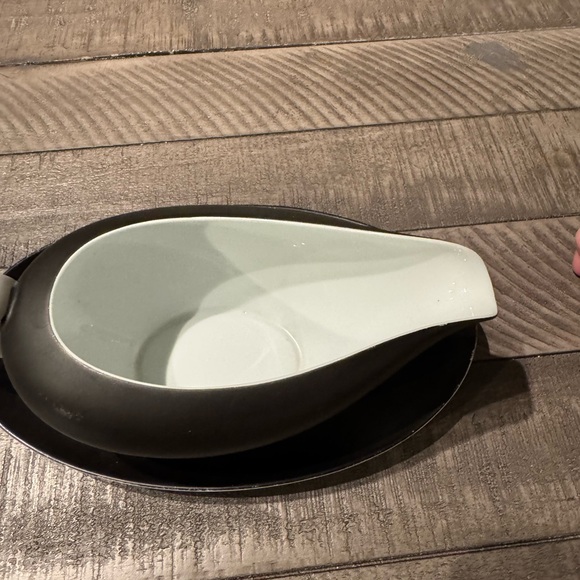 Two-Tone Ceramic Gravy Boat with Underplate - Black and White - Picture 6 of 8